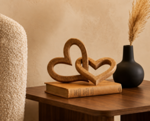 Escultura Decorativa Corazones Entrelazados en Madera | Figura Artesanal Minimalista para el Hogar