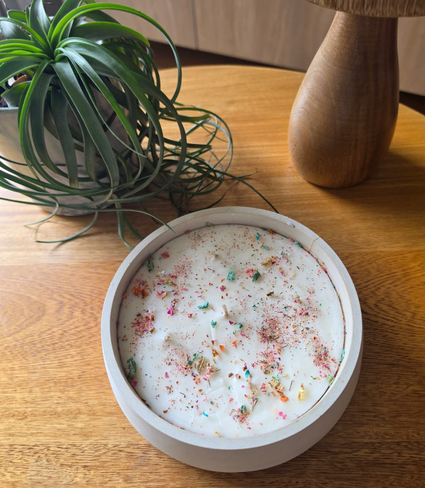 Vela Aromática Artesanal de 5 Mechas en Recipiente Circular de Cemento | Vela Decorativa Premium
