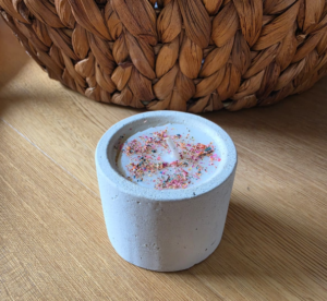 Vela Aromática Artesanal Pequeña en Recipiente de Cemento | Vela Decorativa Tipo Recordatorio