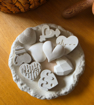Set Decorativo de Bandeja y 9 Corazones Artesanales en Cemento Blanco | Decoración Minimalista para el Hogar