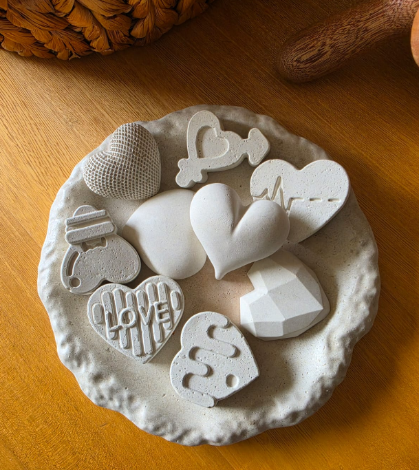 Set Decorativo de Bandeja y 9 Corazones Artesanales en Cemento Blanco | Decoración Minimalista para el Hogar