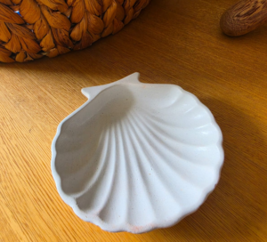 Joyero Artesanal en Forma de Concha de Cemento Blanco | Organizador Decorativo Minimalista