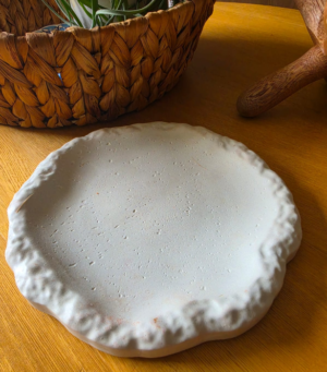 Plato Decorativo Artesanal Circular de Cemento Blanco | Bandeja Minimalista para Decoración del Hogar