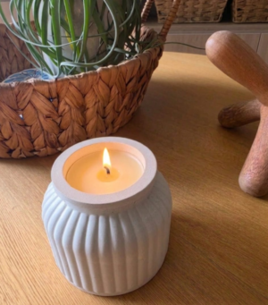 Vela Aromática Artesanal en Recipiente Acanalado de Cemento | Vela Decorativa Minimalista